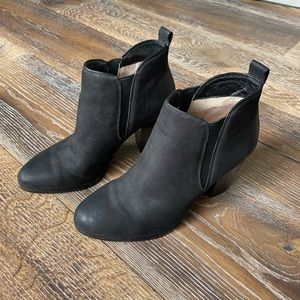 Michael Kors women’s suede heeled ankle boots
Size 6.5